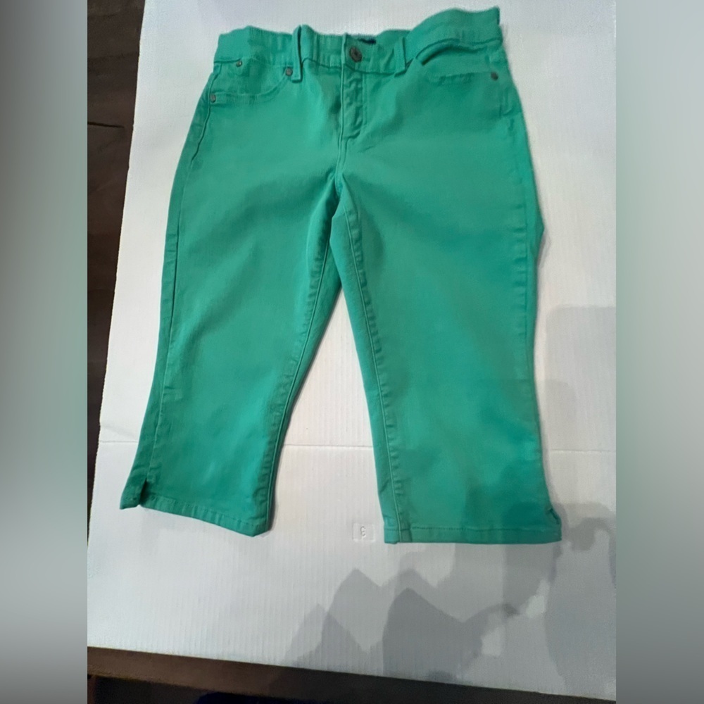 TALBOT’S SIMPLY FLATTERING PEDAL PUSHER
JEANS.  SIZE 8 PETITE LIGHT GREEN